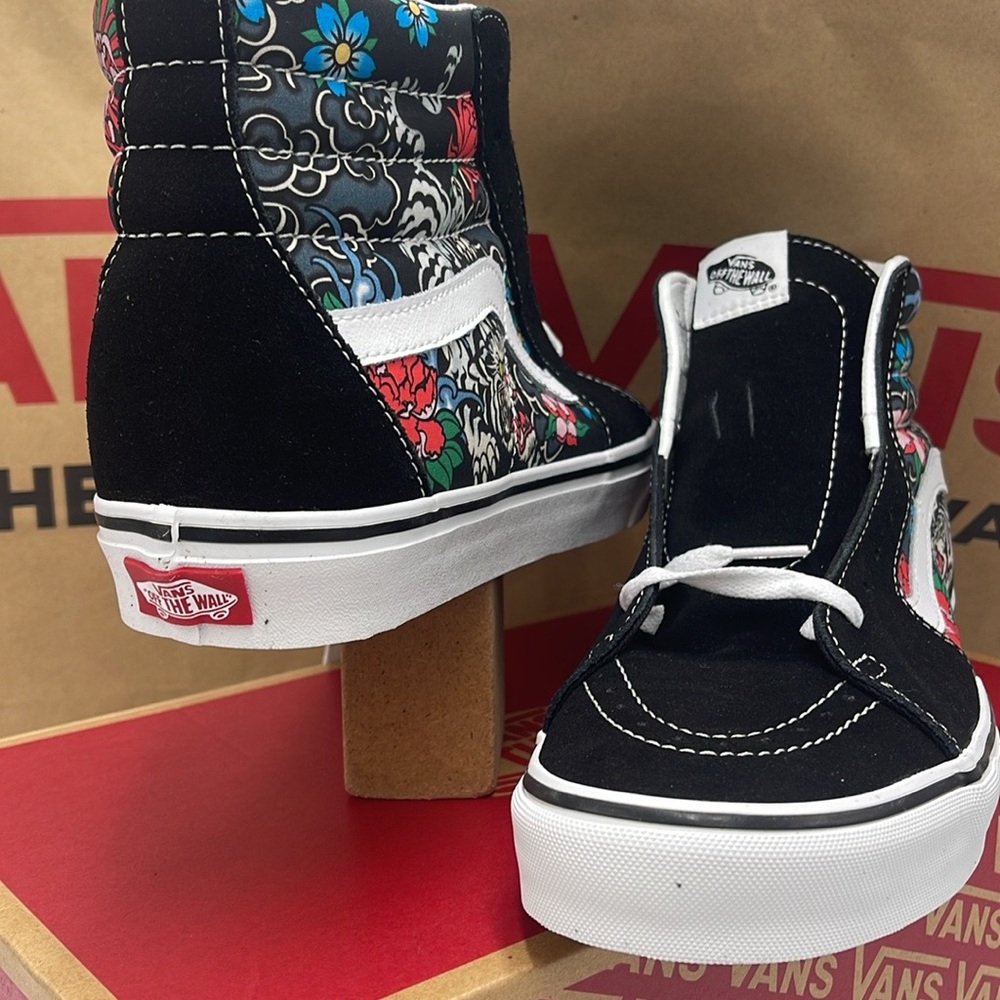 Vans Men’s High-Top Sneakers Sk8-Hi
Tiger Floral Multi/True White
VN000BW76GL - Picture 4 of 16